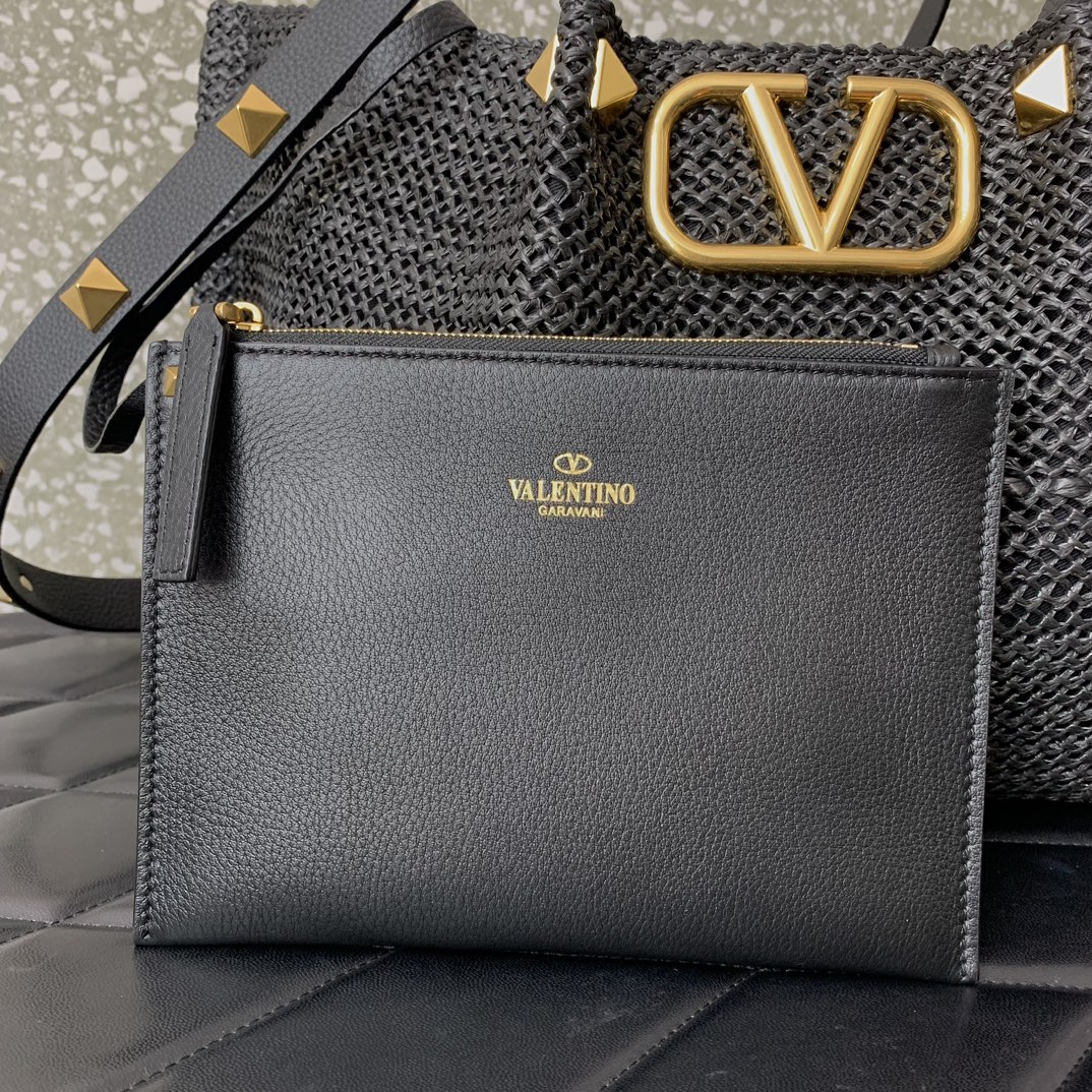 Valentino Garavani Medium Shoulder Bag in Black Synthetic Raffia 